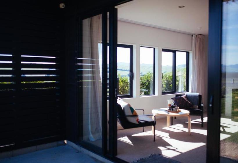 Black Estate B & B 6