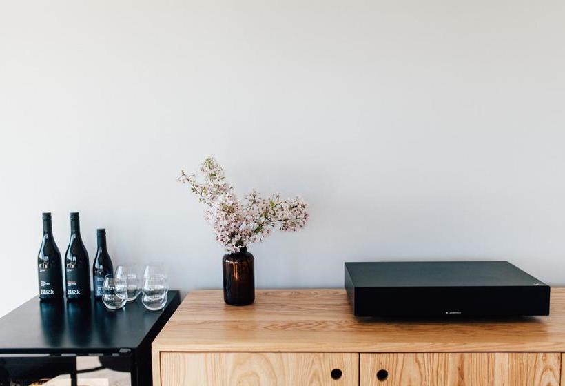 Black Estate B & B 9