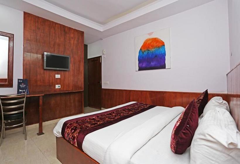 Hotel Oyo 9546 Mall Road 12