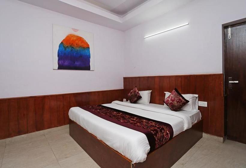 Hotel Oyo 9546 Mall Road 13