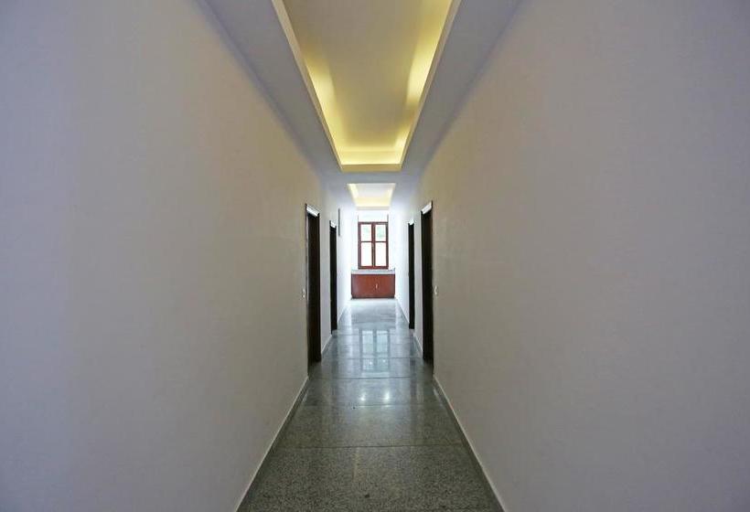 Hotel Oyo 9546 Mall Road 18