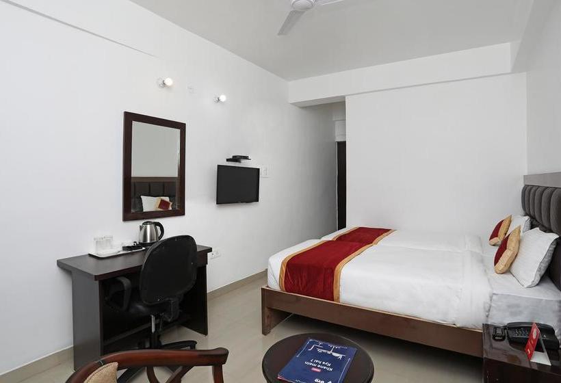 Oyo Rooms 170 Hotel Galaxy 12