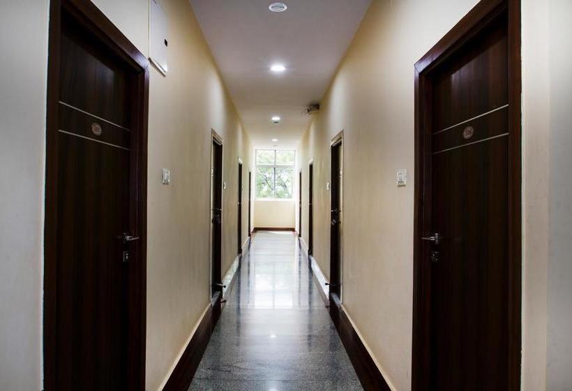 Hotel Oyo 7627 Royal Plaza 17