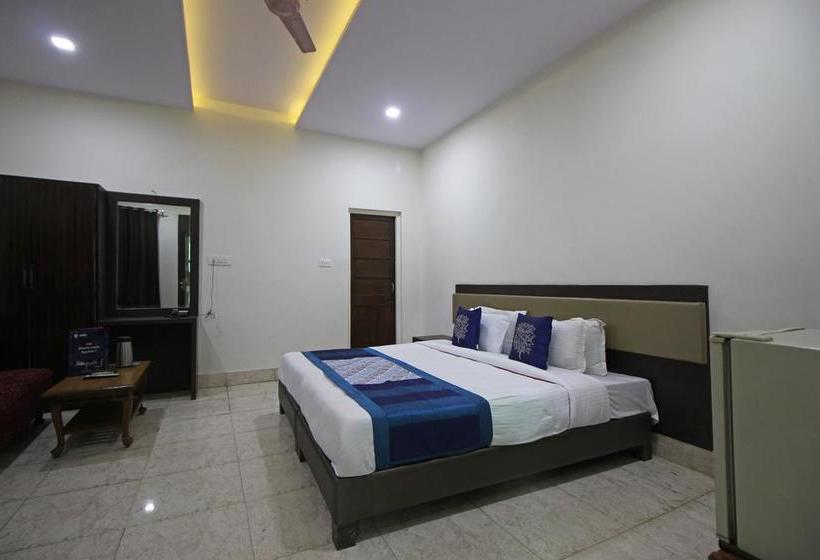 Oyo 7880 Hotel Navrang 1