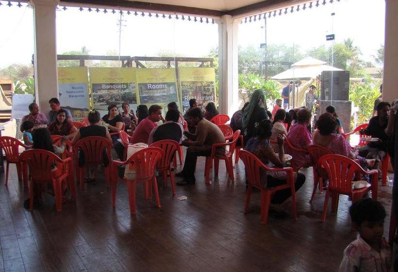 Resort Plush Retreat 17