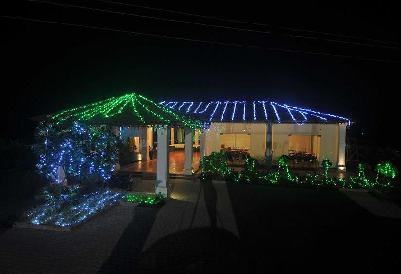 Resort Plush Retreat 8