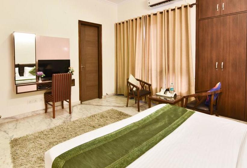 Hotel Treebo Golden Gate Residency 16