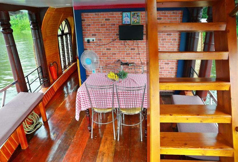 Hotel Parvanethu Houseboats 10