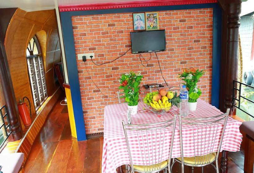 Hotel Parvanethu Houseboats 11