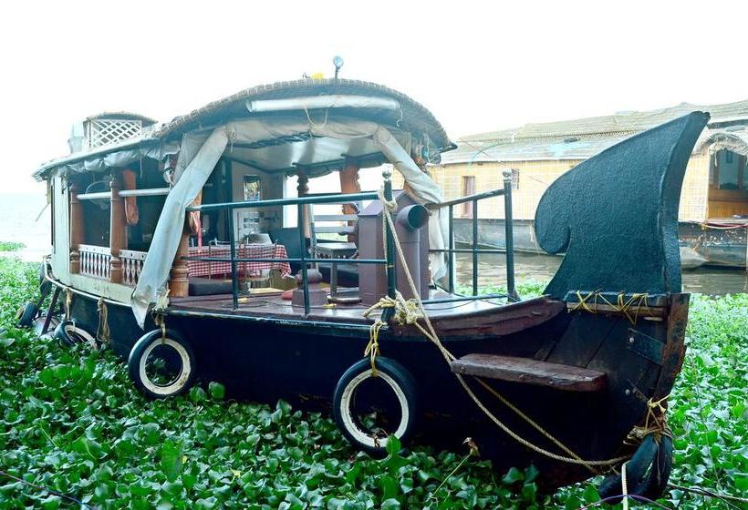 Hotel Parvanethu Houseboats 12