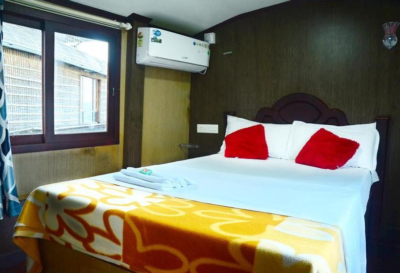 Hotel Parvanethu Houseboats 13