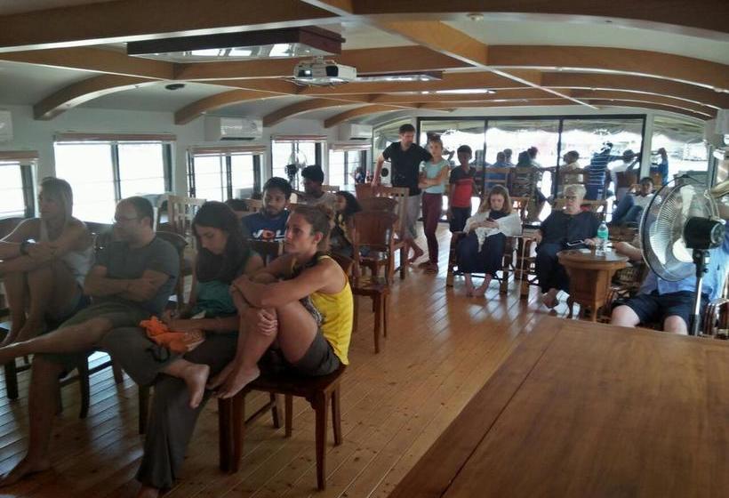 Hotel Parvanethu Houseboats 14