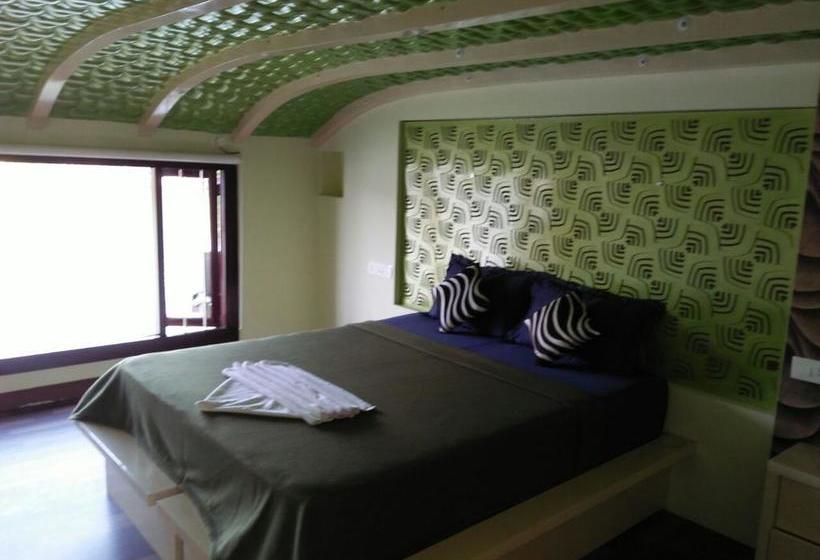 Hotel Parvanethu Houseboats 17