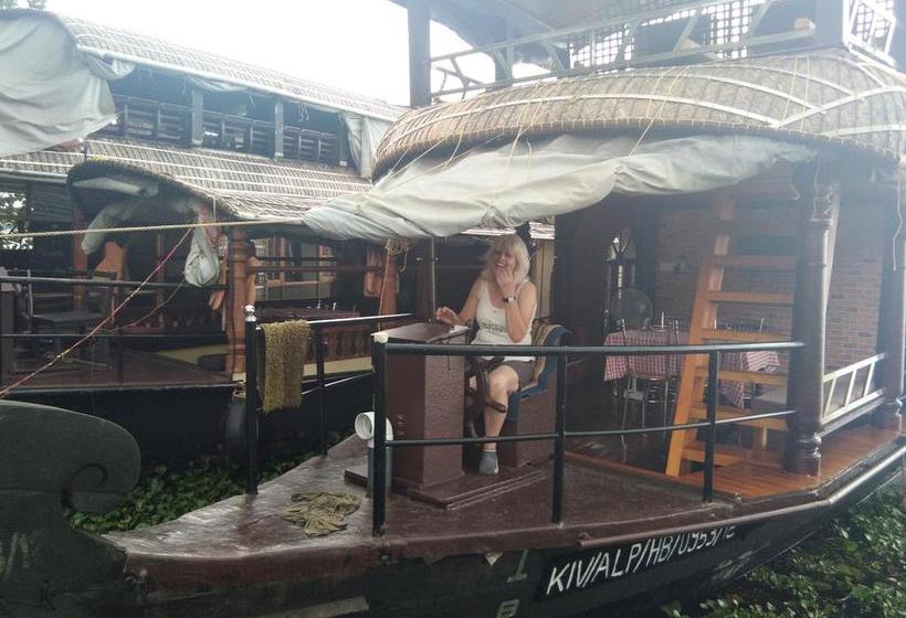 Hotel Parvanethu Houseboats 19