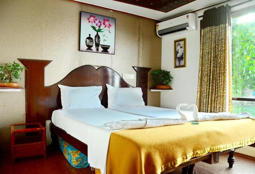 Hotel Parvanethu Houseboats 2