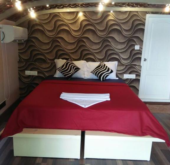 Hotel Parvanethu Houseboats 20