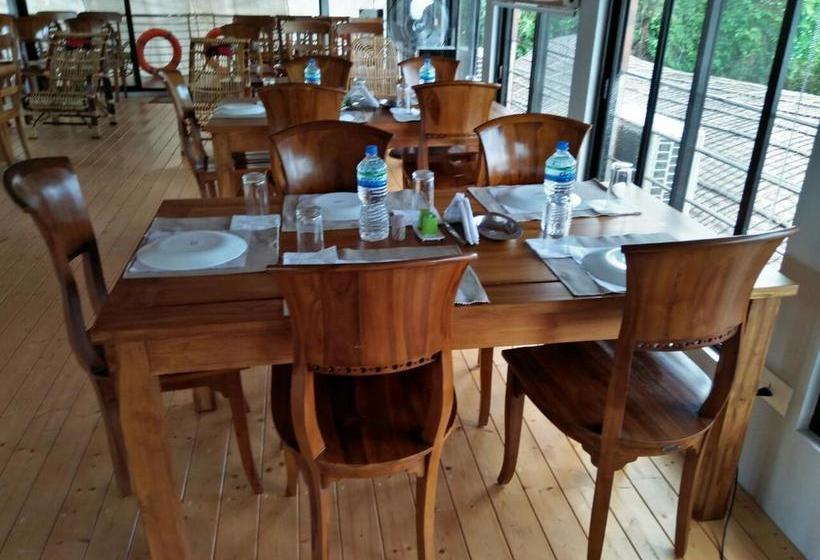 Hotel Parvanethu Houseboats 3