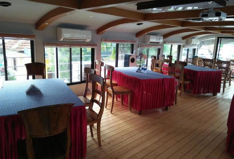 Hotel Parvanethu Houseboats 4