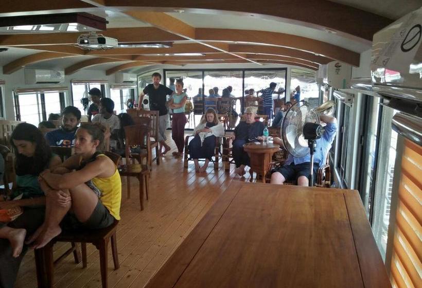 Hotel Parvanethu Houseboats 6