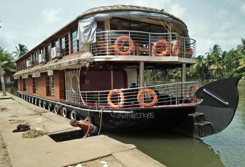 Hotel Parvanethu Houseboats 7
