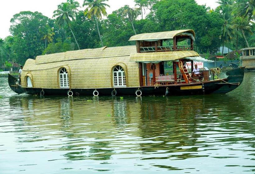 Hotel Parvanethu Houseboats 9