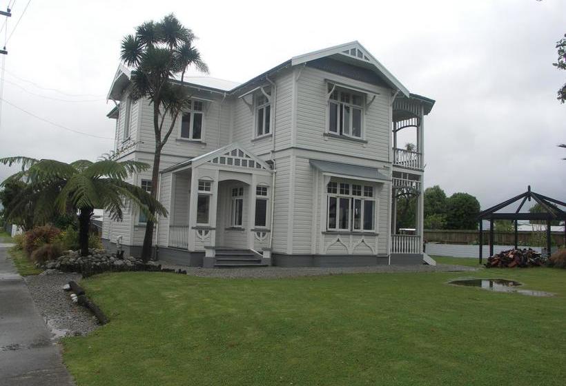 Hostel Wayne S World Westport 6