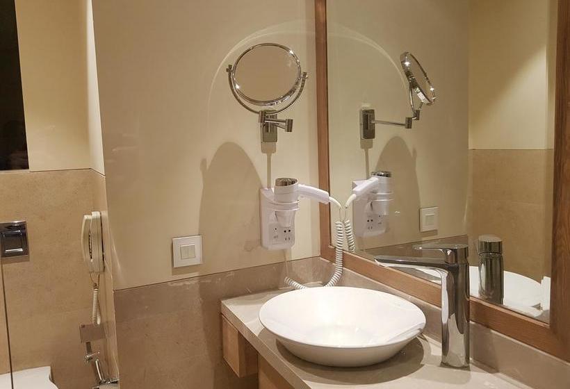 Hotel Golden Sarovar Portico 1