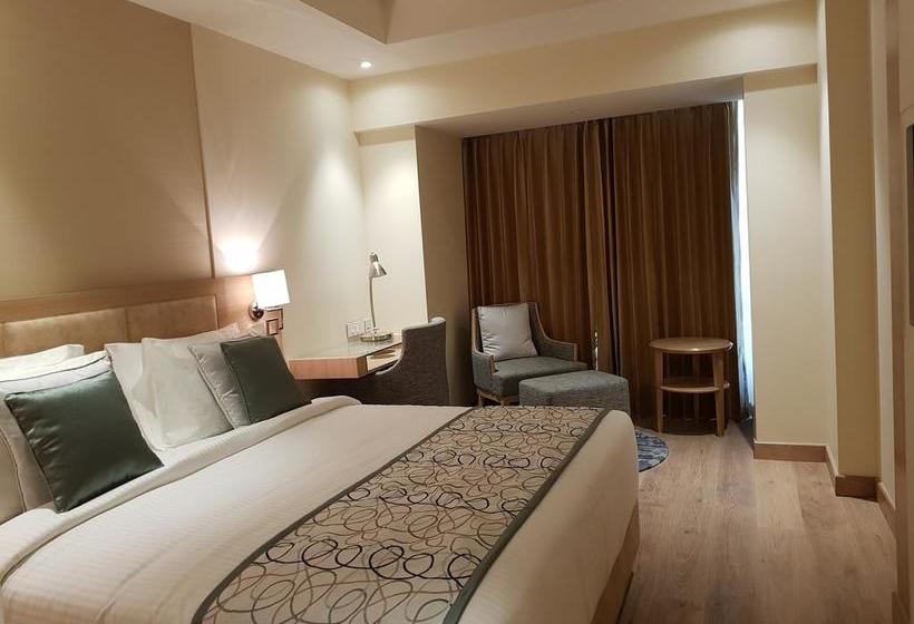 Hotel Golden Sarovar Portico 4