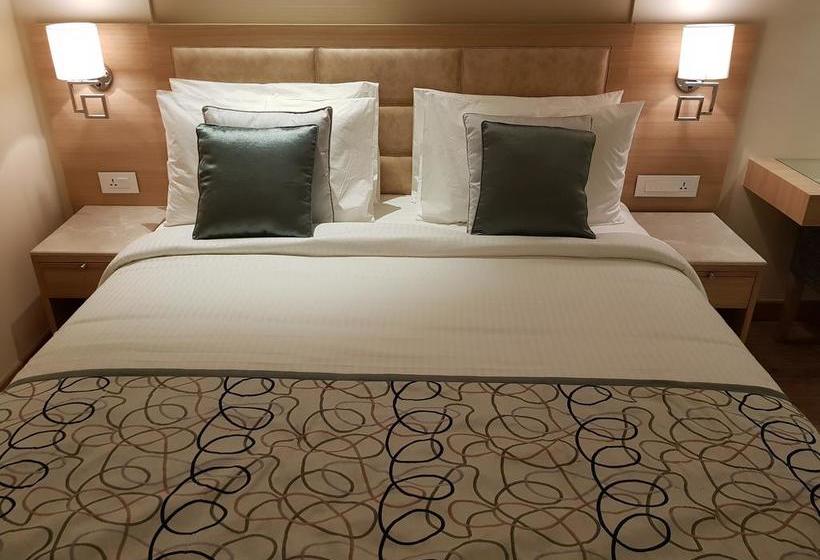 Hotel Golden Sarovar Portico 6