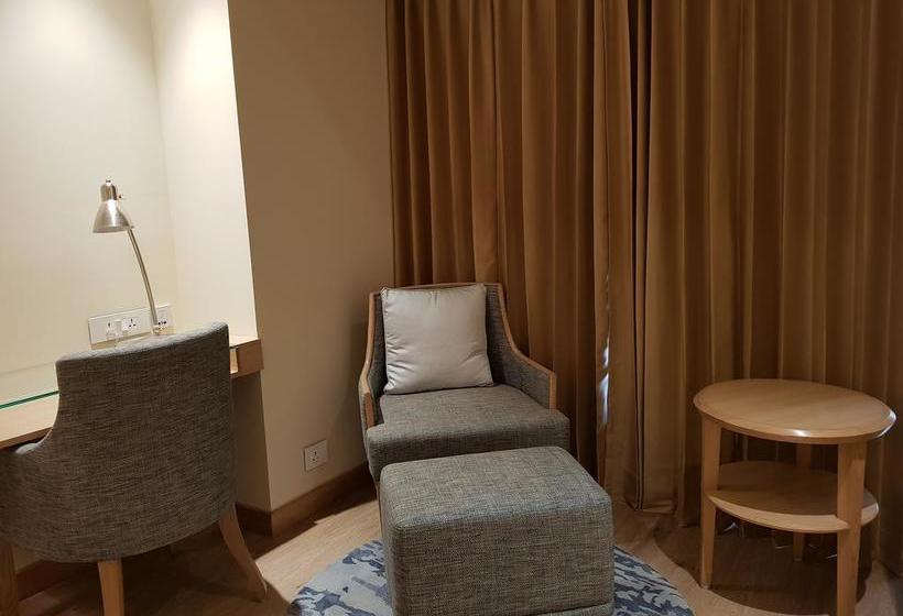 Hotel Golden Sarovar Portico 8