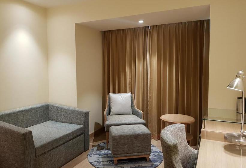 Hotel Golden Sarovar Portico 9