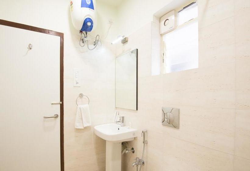 Hotel Treebo King S Court 9