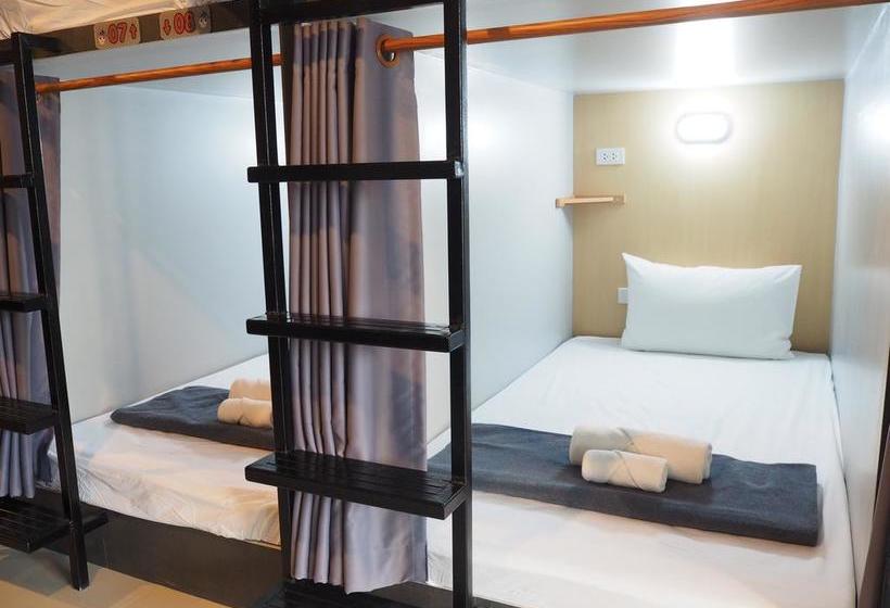 Herberge A Nighttime 7