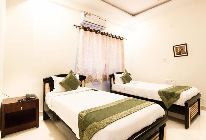 Hotel Treebo Midtown 4