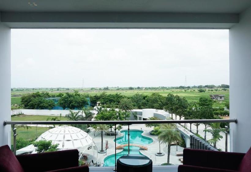 Resort The Emerald Club 13