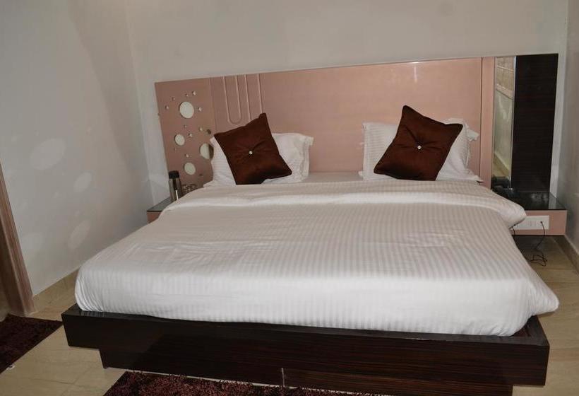 Sky Lark Hotel & Restaurant 1