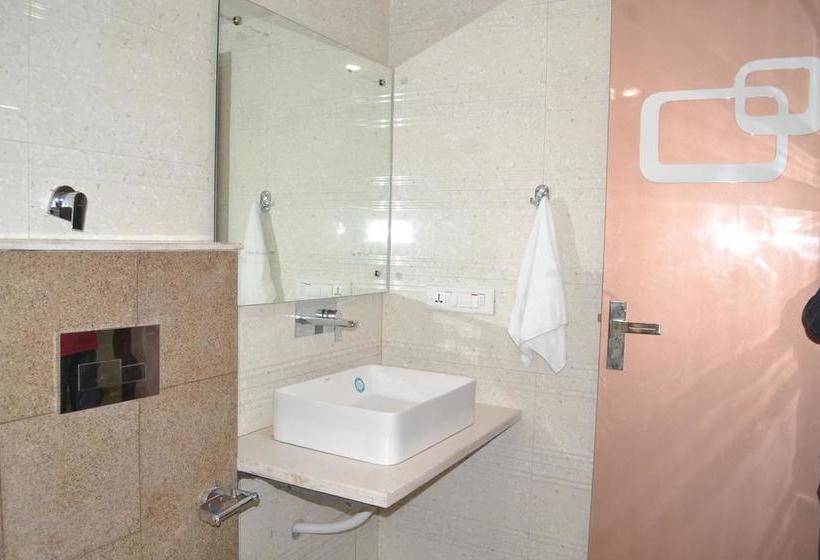 Sky Lark Hotel & Restaurant 16