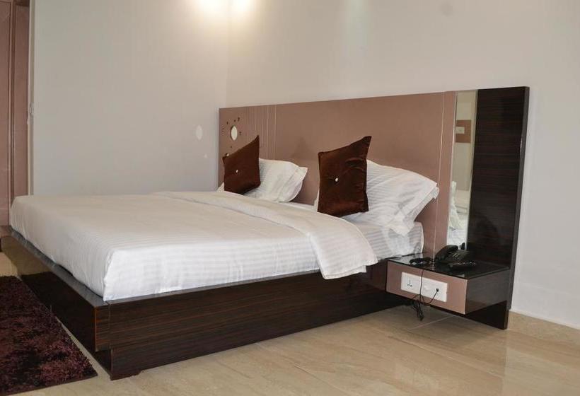 Sky Lark Hotel & Restaurant 18