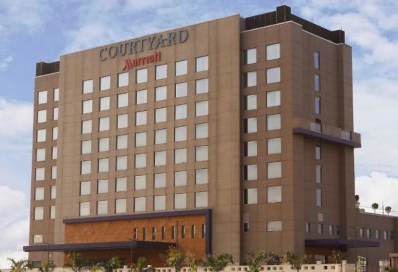 Hotel Courtyard By Marriott Surat 10