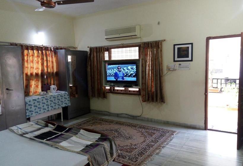 Bed and Breakfast Gokul Home Stay Indore 12