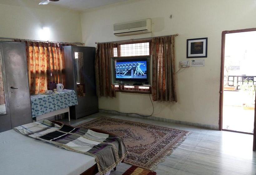 Bed and Breakfast Gokul Home Stay Indore 3