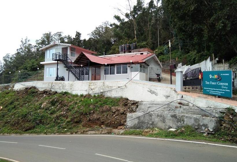 Hotel The First Corner Residency