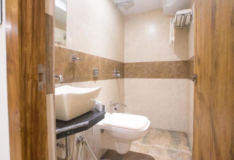 Hotel Treebo Amber International 11