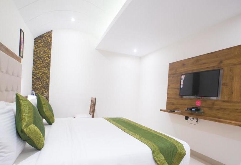 Hotel Treebo Amber International 12