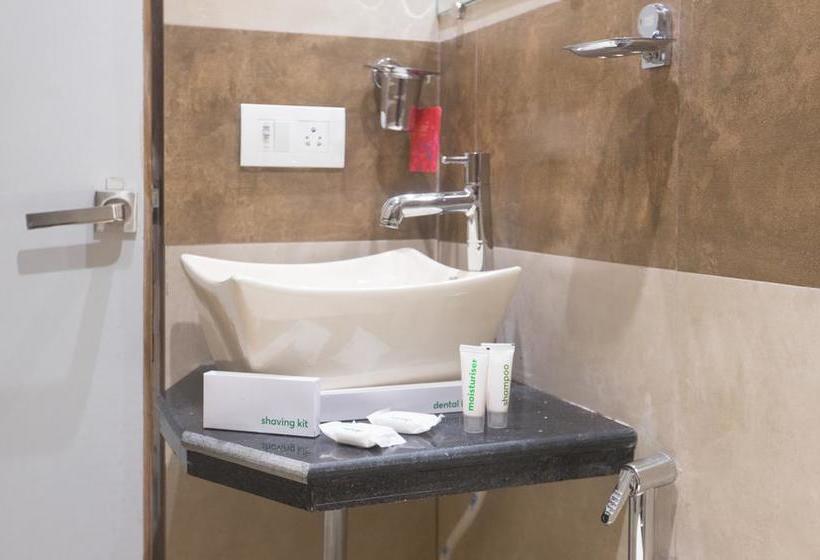 Hotel Treebo Amber International 7