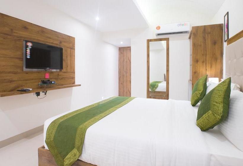 Hotel Treebo Amber International 8