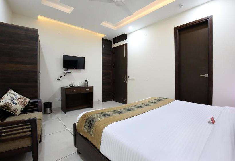 Oyo 4897 Hotel The 13een 11