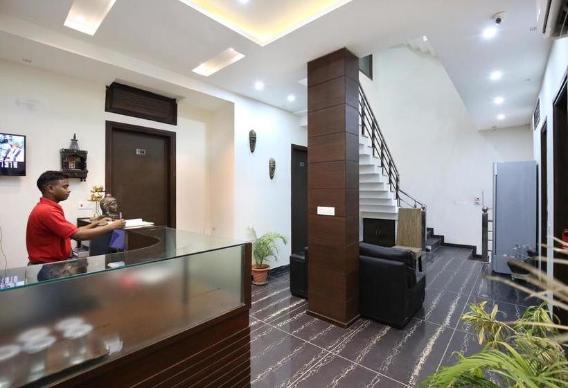 Oyo 4897 Hotel The 13een 16