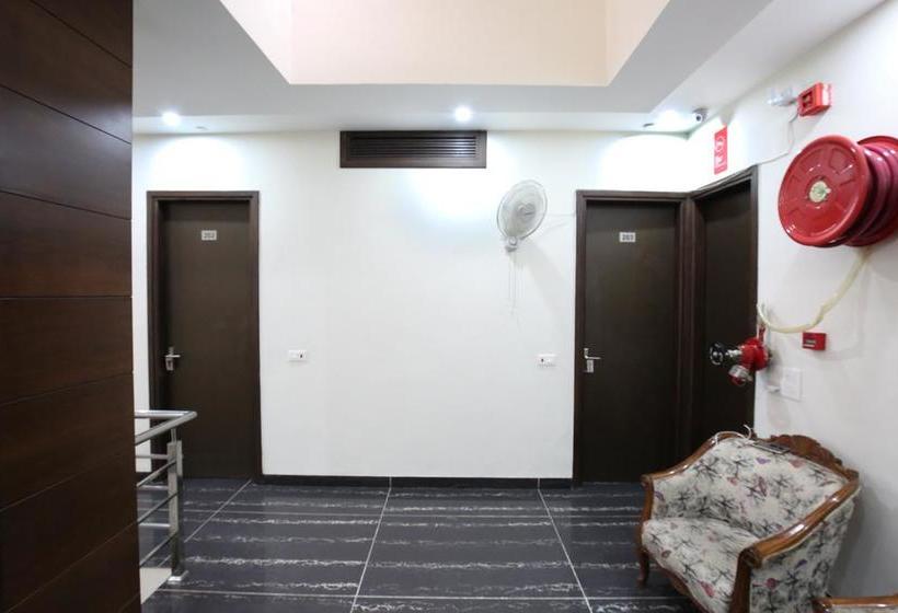 Oyo 4897 Hotel The 13een 19