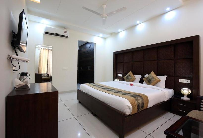 Oyo 4897 Hotel The 13een 3